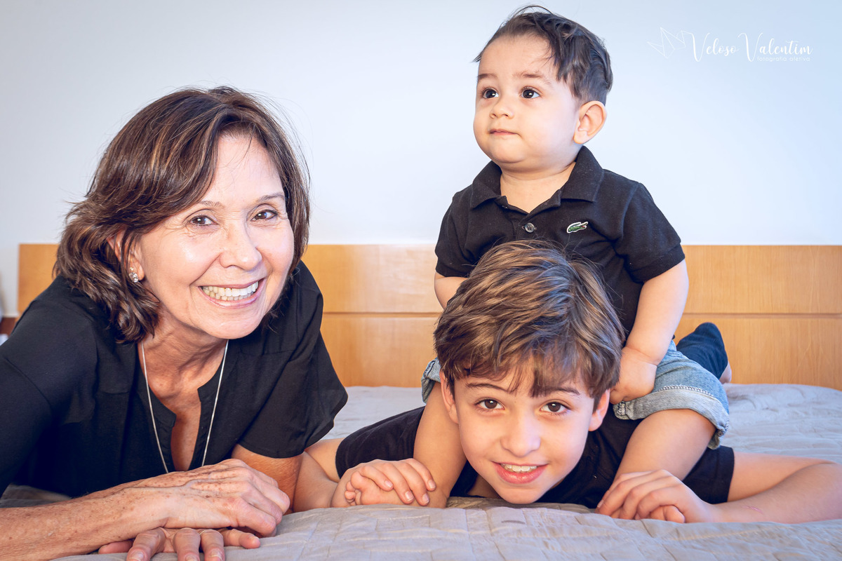 ensaio acompanhamento do primeiro ano do bebê Gabriel 12 meses em casa com a família ao ar livre engatinhando pai mãe avós ensaio família acompanhamento mensal fotográfico Brasília DF avó e netos