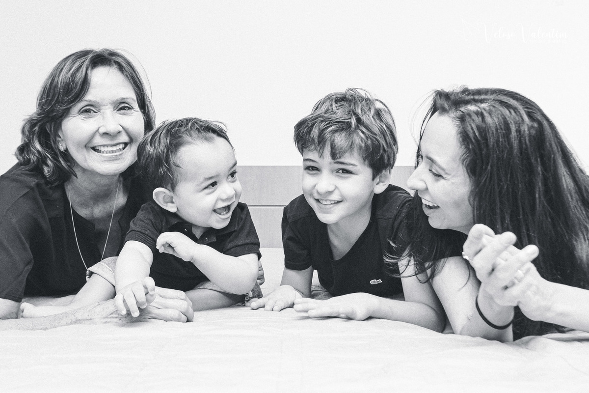 ensaio acompanhamento do primeiro ano do bebê Gabriel 12 meses em casa com a família ao ar livre engatinhando pai mãe avós ensaio família acompanhamento mensal fotográfico Brasília DF 3 gerações 