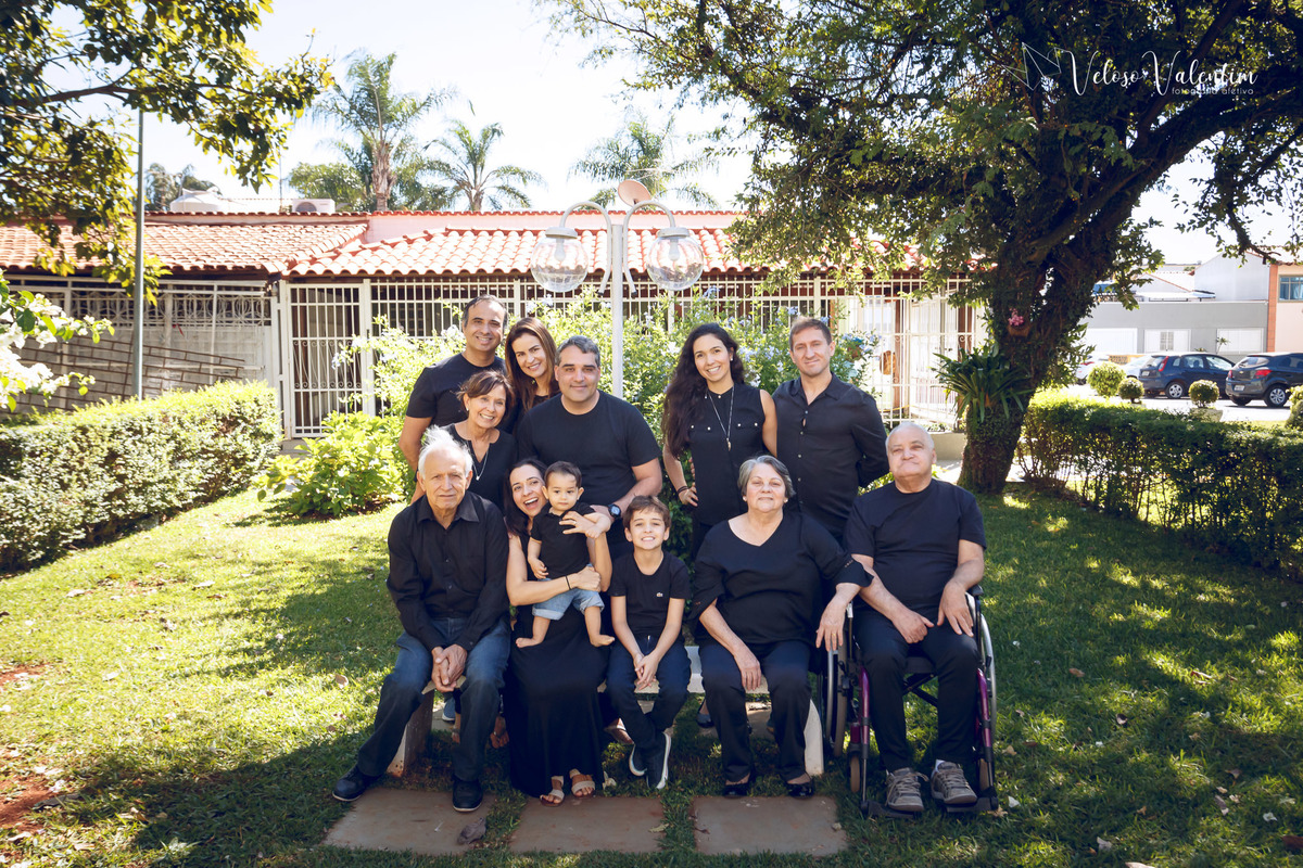 ensaio acompanhamento do primeiro ano do bebê Gabriel 12 meses em casa com a família ao ar livre engatinhando pai mãe avós ensaio família acompanhamento mensal fotográfico Brasília DF retrato de família
