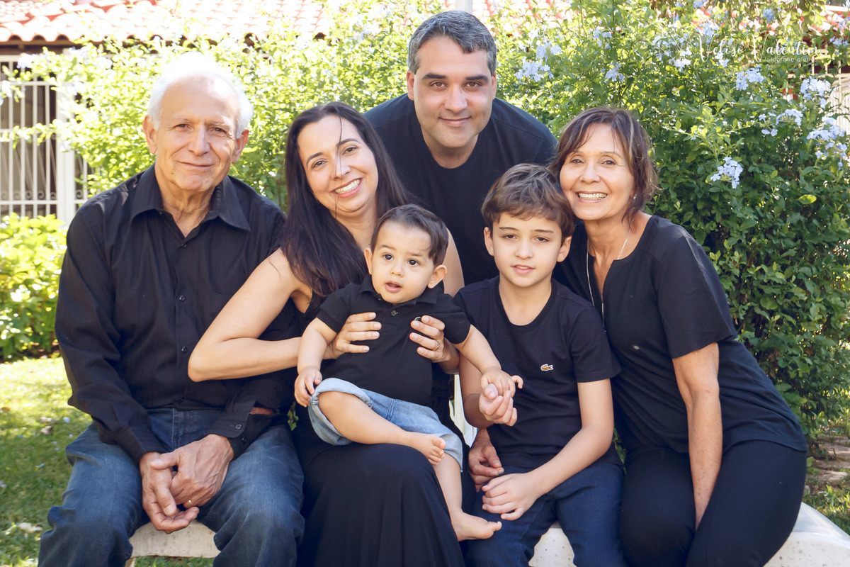 ensaio acompanhamento do primeiro ano do bebê Gabriel 12 meses em casa com a família ao ar livre engatinhando pai mãe avós ensaio família acompanhamento mensal fotográfico Brasília DF retrato de família