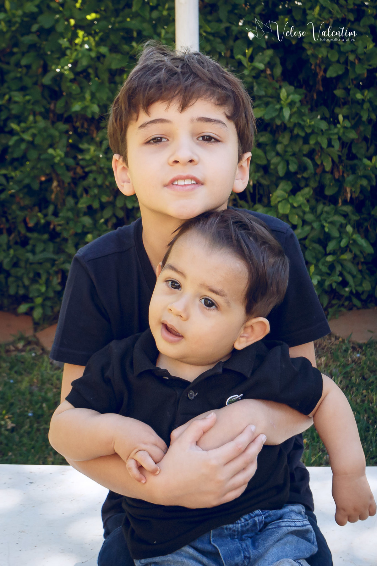 ensaio acompanhamento do primeiro ano do bebê Gabriel 12 meses em casa com a família ao ar livre engatinhando pai mãe avós ensaio família acompanhamento mensal fotográfico Brasília DF retrato de família