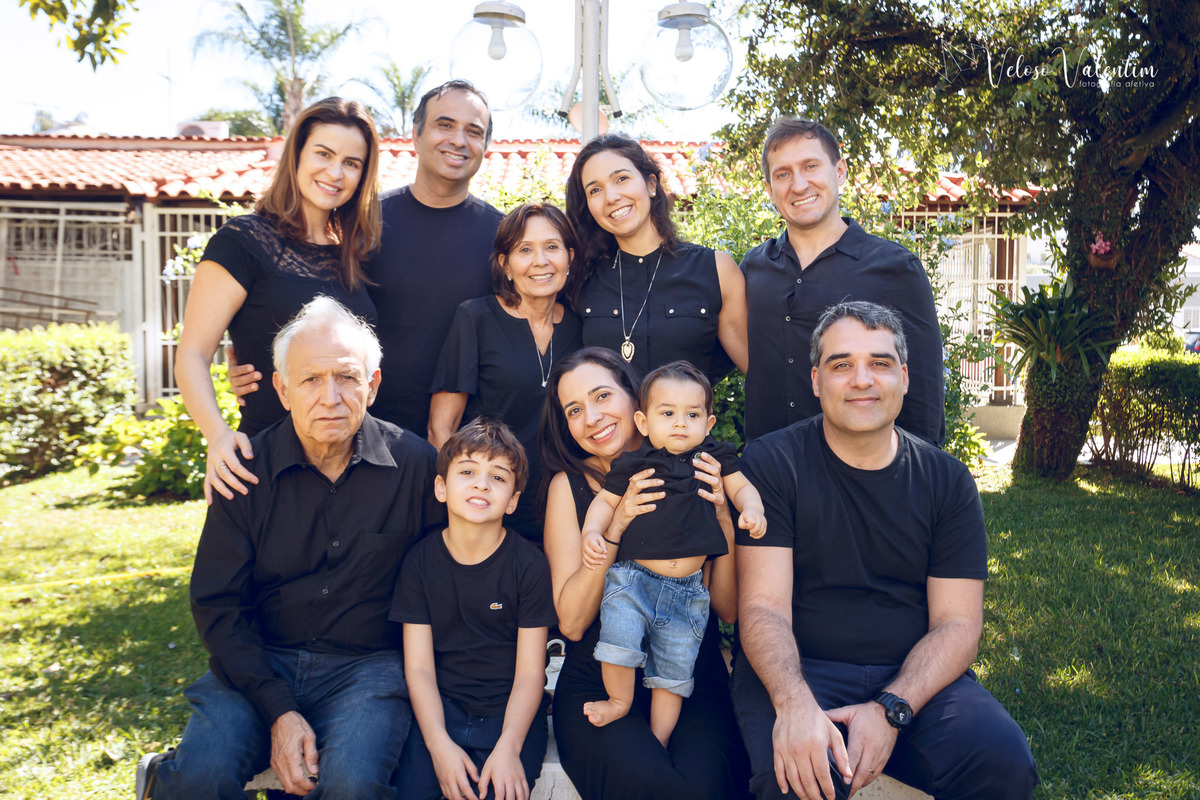 ensaio acompanhamento do primeiro ano do bebê Gabriel 12 meses em casa com a família ao ar livre engatinhando pai mãe avós ensaio família acompanhamento mensal fotográfico Brasília DF retrato de família