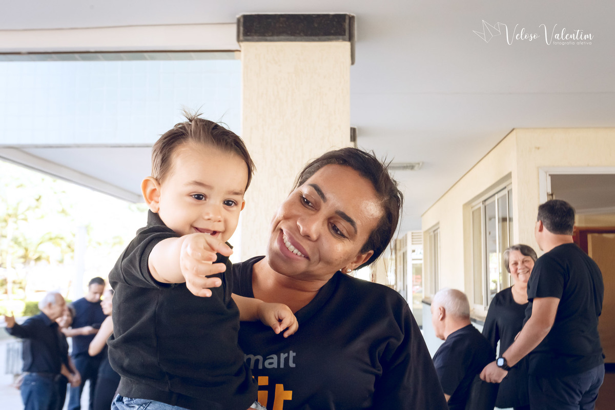 ensaio acompanhamento do primeiro ano do bebê Gabriel 12 meses em casa com a família ao ar livre engatinhando pai mãe avós ensaio família acompanhamento mensal fotográfico Brasília DF colo
