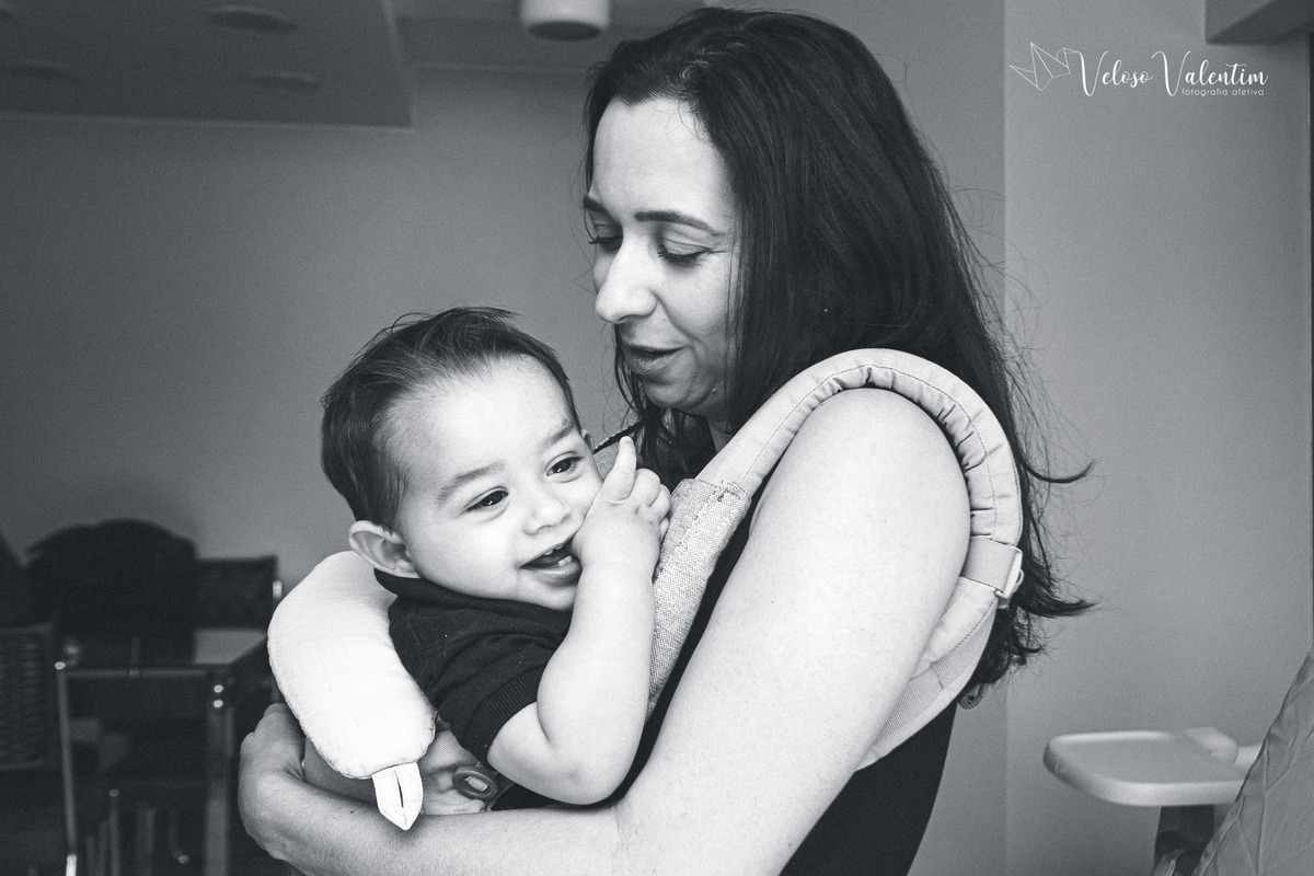 ensaio acompanhamento do primeiro ano do bebê Gabriel 12 meses em casa com a família ao ar livre engatinhando pai mãe avós ensaio família acompanhamento mensal fotográfico Brasília DF sling colo mamãe