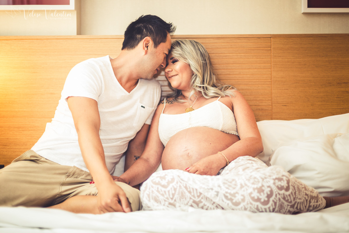 ensaio gestante ao em hotel ensaio gestente sensual book gestante foto de grávida Veloso Valentim fotografia afetiva Brasília DF fotógrafo casal