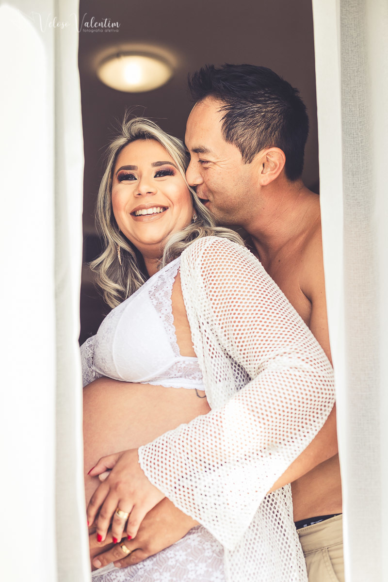 ensaio gestante ao em hotel ensaio gestente sensual book gestante foto de grávida Veloso Valentim fotografia afetiva Brasília DF fotógrafo casal rindo