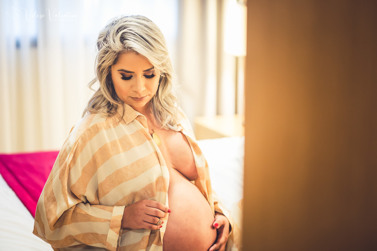 ensaio gestante ao em hotel ensaio gestente sensual book gestante foto de grávida Veloso Valentim fotografia afetiva Brasília DF fotógrafo empoderamento feminino 