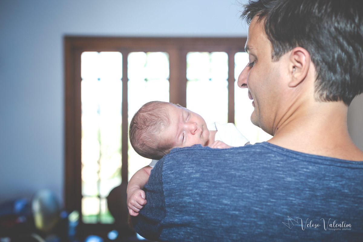 ensaio família em casa bebê irmão mais velho newborn lifestyle ensaio cotidiano fotografia de família book família Brasília DF fotógrafo de Brasília newborn em casa bebê no colo do pai