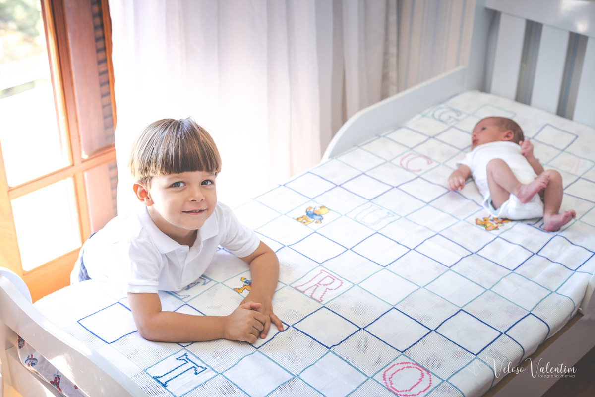 ensaio família em casa bebê irmão mais velho newborn lifestyle ensaio cotidiano fotografia de família book família Brasília DF fotógrafo de Brasília newborn em casa irmãos