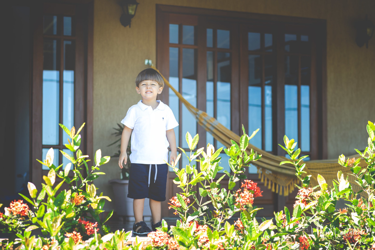ensaio família em casa bebê irmão mais velho newborn lifestyle ensaio cotidiano fotografia de família book família Brasília DF fotógrafo de Brasília newborn em casa jardim de casa