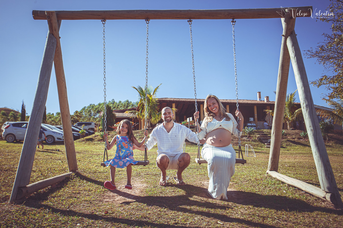 ensaio gestante ao ar livre lifestyle espontâneo book gestante foto de grávida Veloso Valentim fotografia afetiva Brasília DF fotógrafo por do sol cachoeira sitio titara ensaio família
