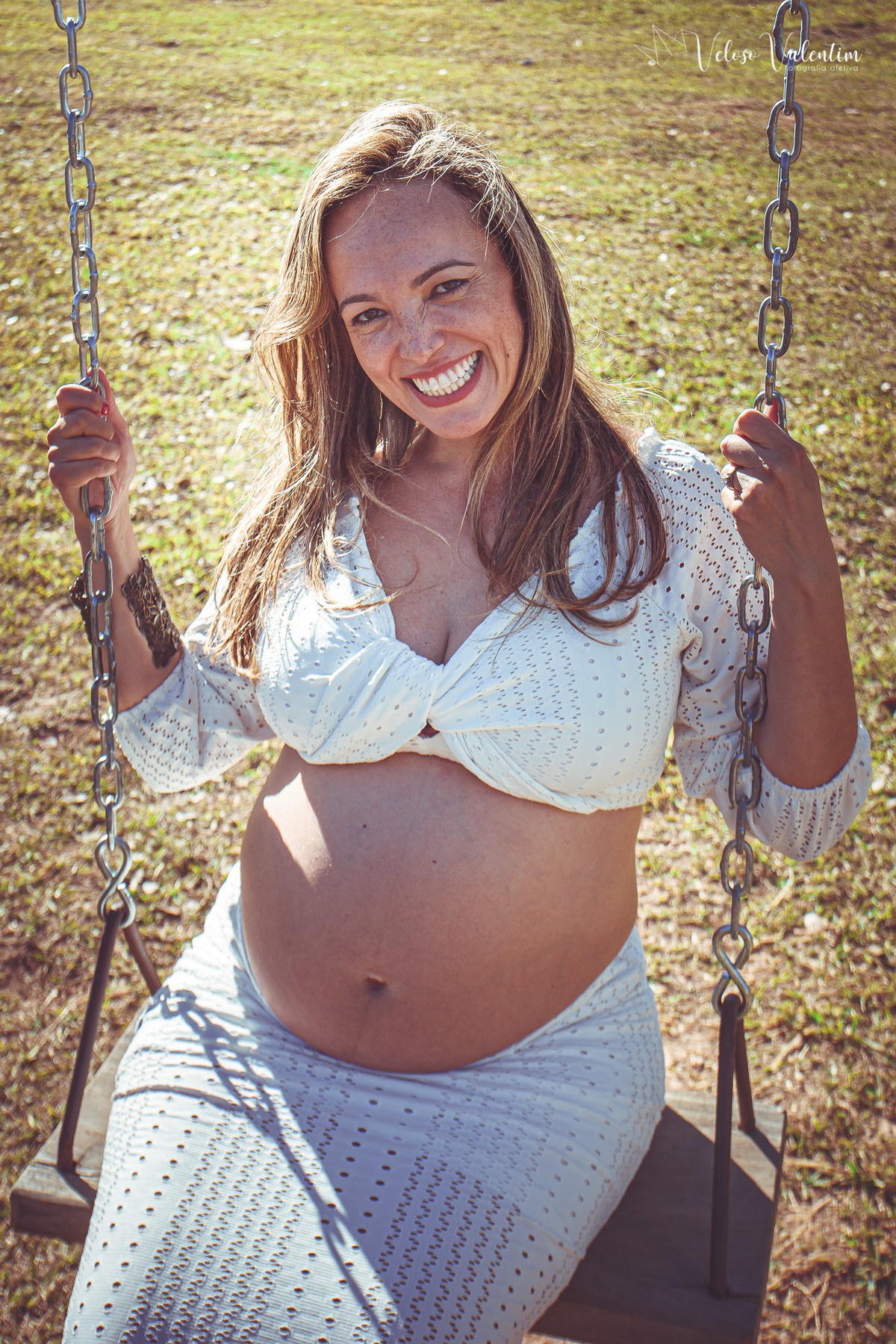 ensaio gestante ao ar livre lifestyle espontâneo book gestante foto de grávida Veloso Valentim fotografia afetiva Brasília DF fotógrafo por do sol cachoeira sitio titara ensaio família