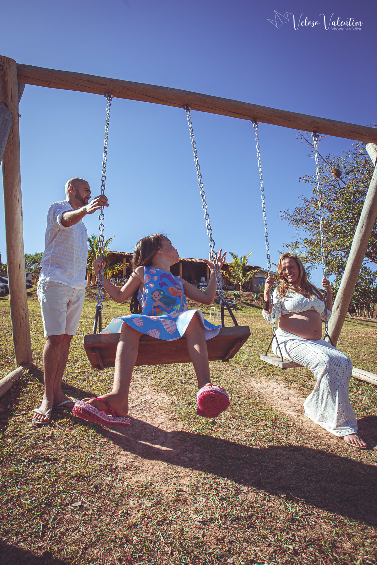 ensaio gestante ao ar livre lifestyle espontâneo book gestante foto de grávida Veloso Valentim fotografia afetiva Brasília DF fotógrafo por do sol cachoeira sitio titara ensaio família