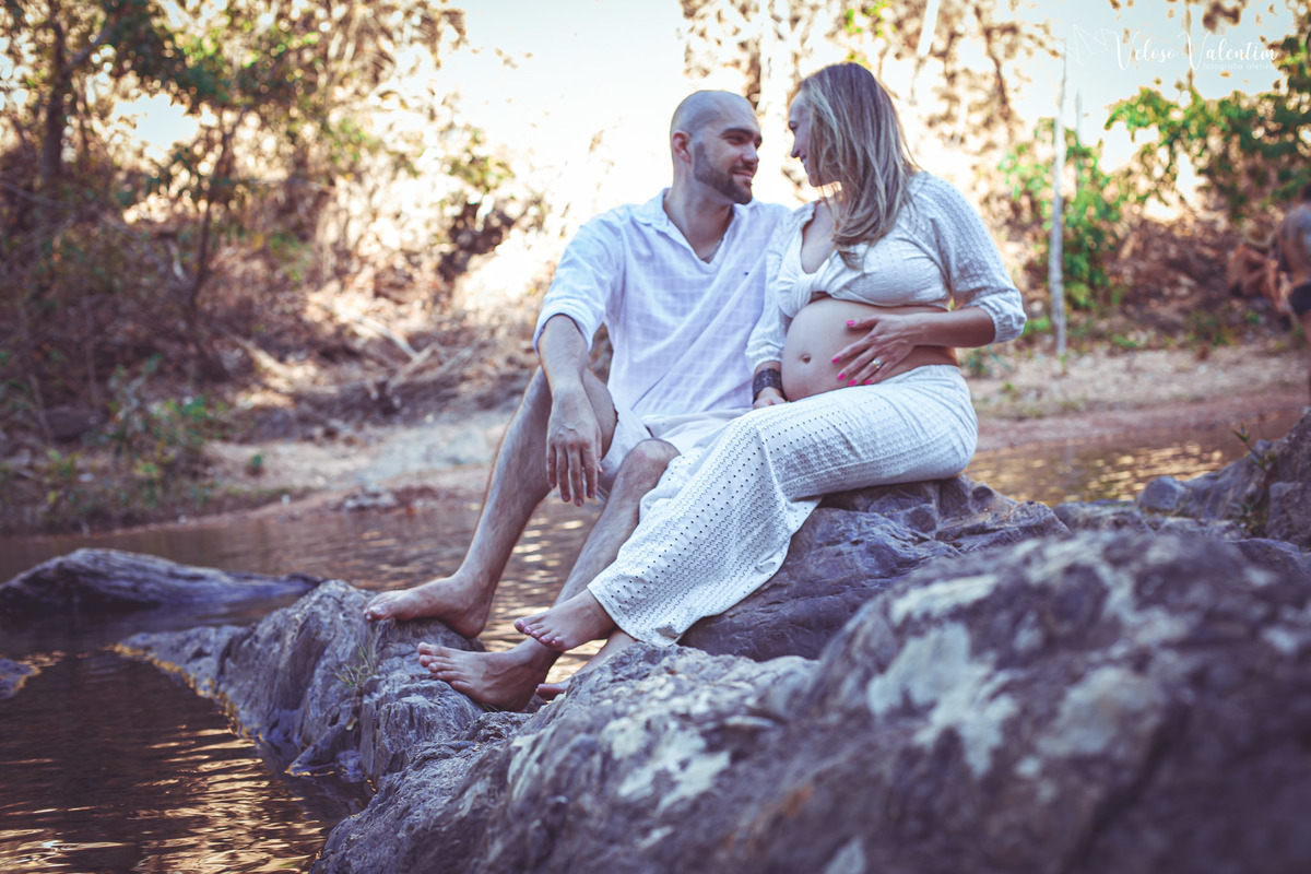 ensaio gestante ao ar livre lifestyle espontâneo book gestante foto de grávida Veloso Valentim fotografia afetiva Brasília DF fotógrafo por do sol cachoeira sitio titara ensaio família