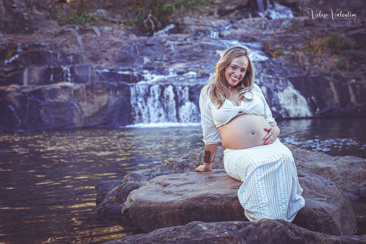 ensaio gestante ao ar livre lifestyle espontâneo book gestante foto de grávida Veloso Valentim fotografia afetiva Brasília DF fotógrafo por do sol cachoeira sitio titara ensaio família
