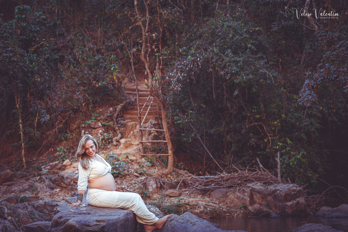 ensaio gestante ao ar livre lifestyle espontâneo book gestante foto de grávida Veloso Valentim fotografia afetiva Brasília DF fotógrafo por do sol cachoeira sitio titara ensaio família