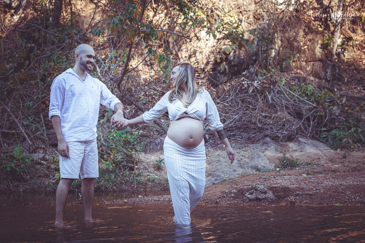 ensaio gestante ao ar livre lifestyle espontâneo book gestante foto de grávida Veloso Valentim fotografia afetiva Brasília DF fotógrafo por do sol cachoeira sitio titara ensaio família