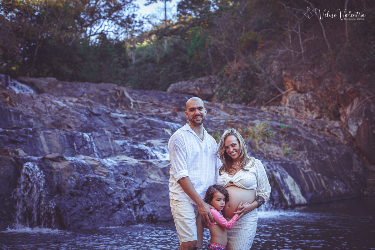 ensaio gestante ao ar livre lifestyle espontâneo book gestante foto de grávida Veloso Valentim fotografia afetiva Brasília DF fotógrafo por do sol cachoeira sitio titara ensaio família