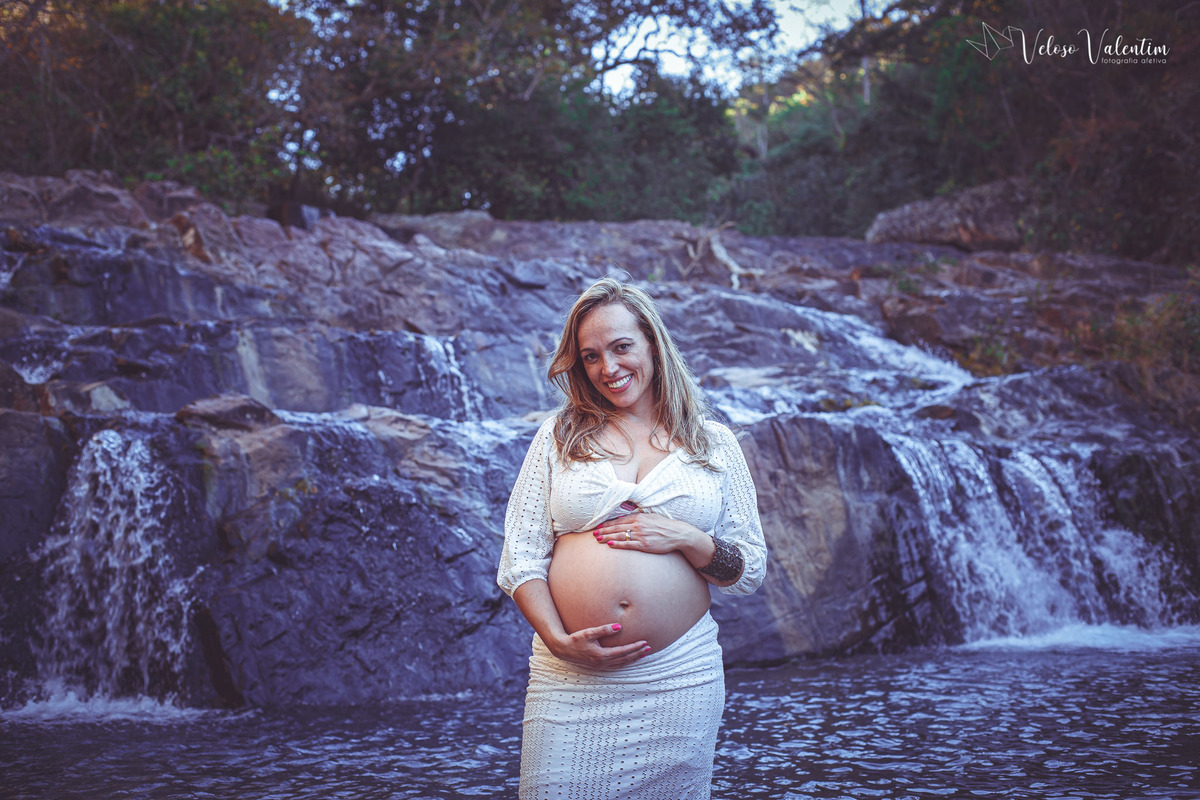 ensaio gestante ao ar livre lifestyle espontâneo book gestante foto de grávida Veloso Valentim fotografia afetiva Brasília DF fotógrafo por do sol cachoeira sitio titara ensaio família