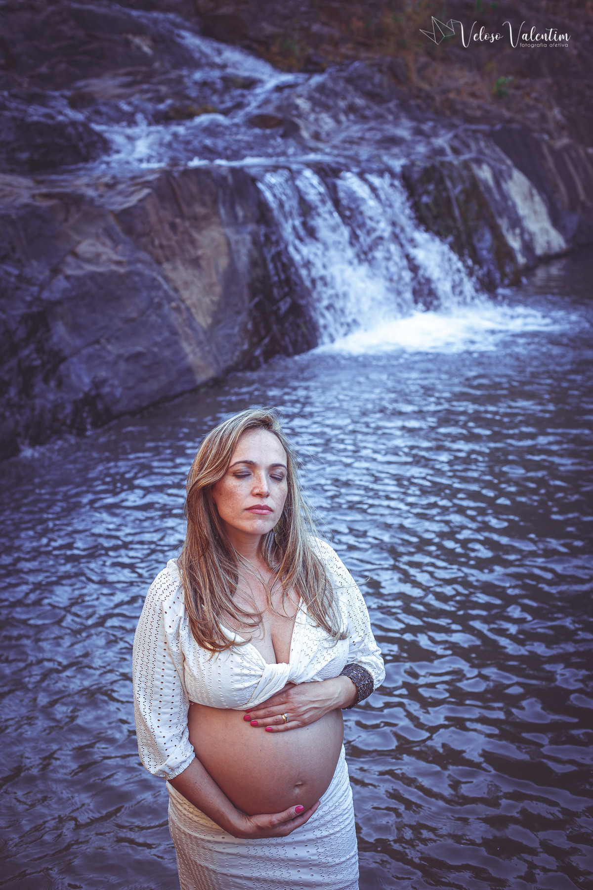 ensaio gestante ao ar livre lifestyle espontâneo book gestante foto de grávida Veloso Valentim fotografia afetiva Brasília DF fotógrafo por do sol cachoeira sitio titara ensaio família