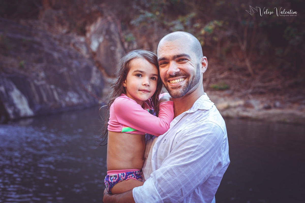 ensaio gestante ao ar livre lifestyle espontâneo book gestante foto de grávida Veloso Valentim fotografia afetiva Brasília DF fotógrafo por do sol cachoeira sitio titara ensaio família