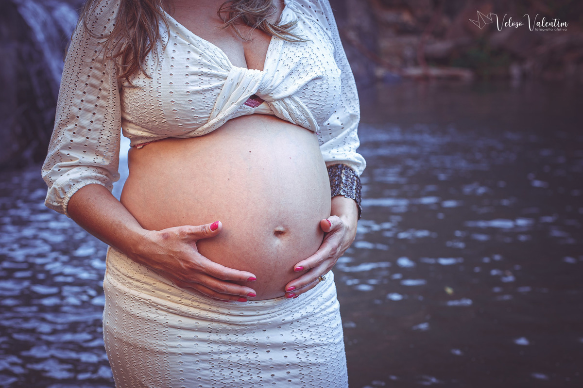 ensaio gestante ao ar livre lifestyle espontâneo book gestante foto de grávida Veloso Valentim fotografia afetiva Brasília DF fotógrafo por do sol cachoeira sitio titara ensaio família