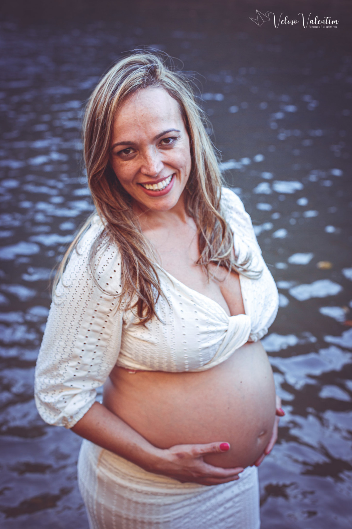 ensaio gestante ao ar livre lifestyle espontâneo book gestante foto de grávida Veloso Valentim fotografia afetiva Brasília DF fotógrafo por do sol cachoeira sitio titara ensaio família