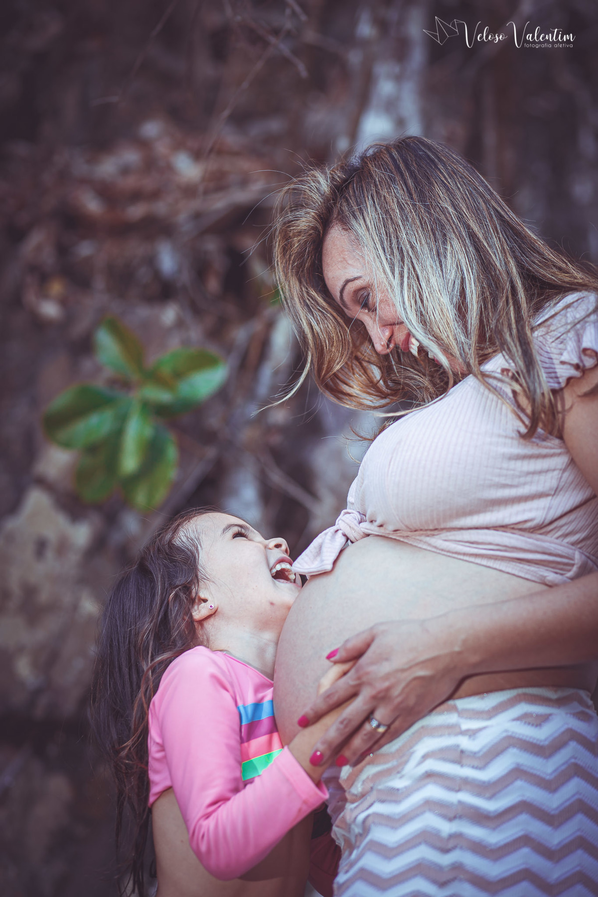 ensaio gestante ao ar livre lifestyle espontâneo book gestante foto de grávida Veloso Valentim fotografia afetiva Brasília DF fotógrafo por do sol cachoeira sitio titara ensaio família