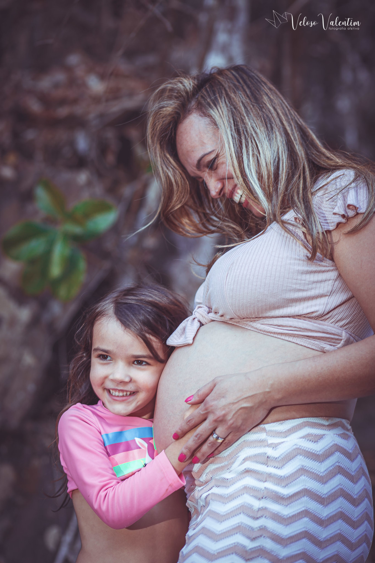 ensaio gestante ao ar livre lifestyle espontâneo book gestante foto de grávida Veloso Valentim fotografia afetiva Brasília DF fotógrafo por do sol cachoeira sitio titara ensaio família