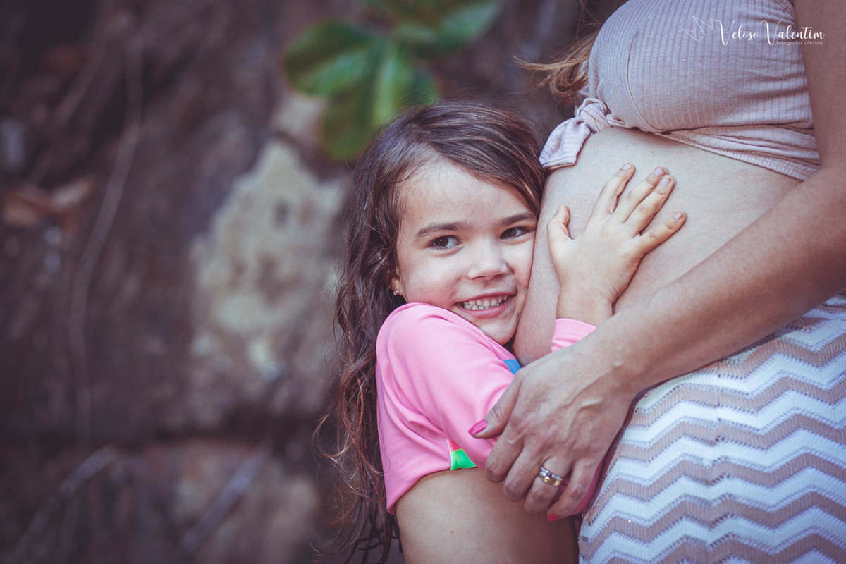 ensaio gestante ao ar livre lifestyle espontâneo book gestante foto de grávida Veloso Valentim fotografia afetiva Brasília DF fotógrafo por do sol cachoeira sitio titara ensaio família