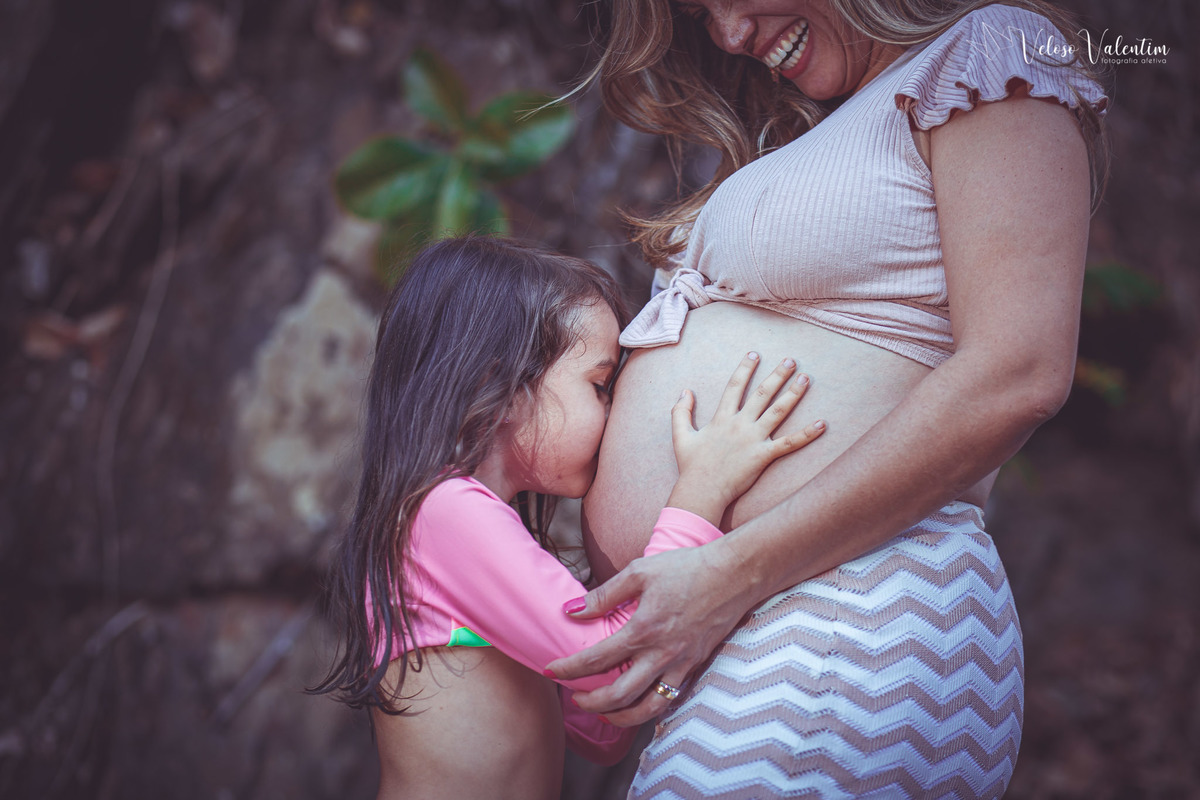 ensaio gestante ao ar livre lifestyle espontâneo book gestante foto de grávida Veloso Valentim fotografia afetiva Brasília DF fotógrafo por do sol cachoeira sitio titara ensaio família