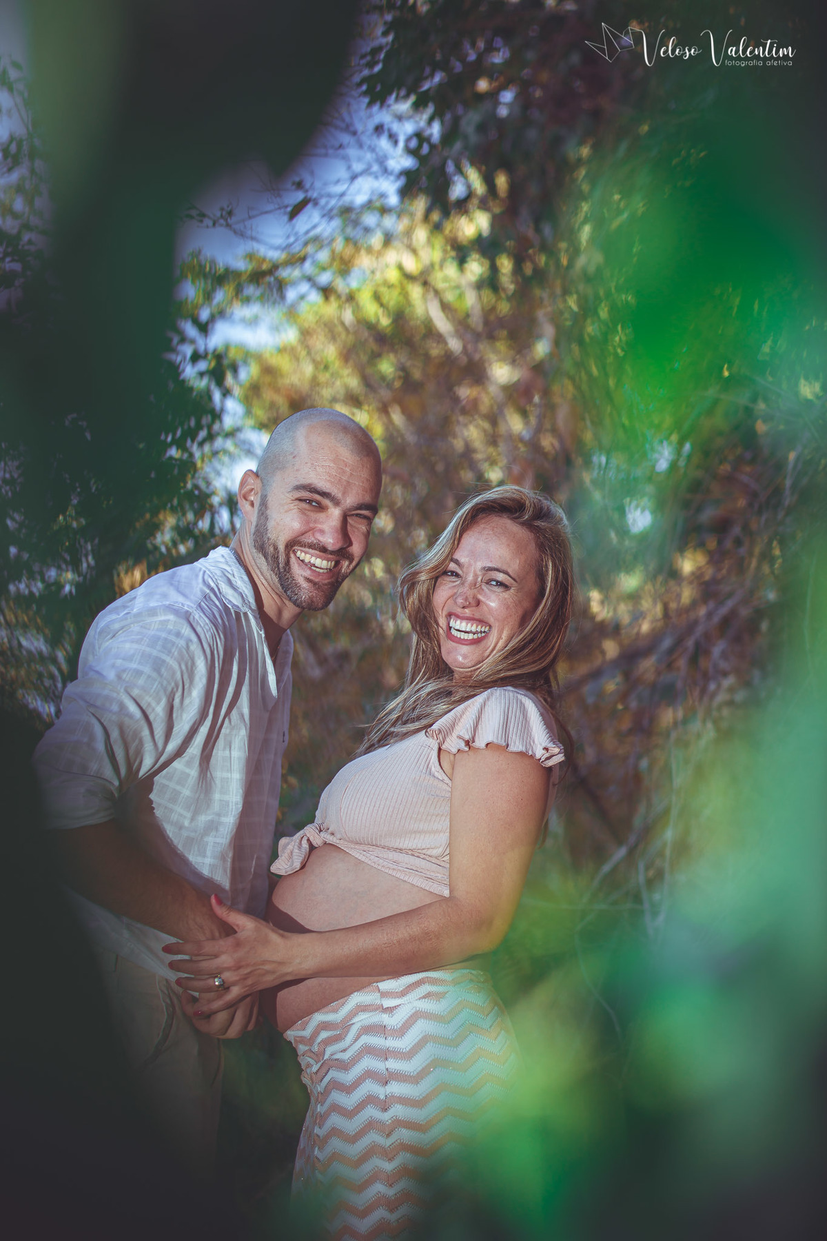 ensaio gestante ao ar livre lifestyle espontâneo book gestante foto de grávida Veloso Valentim fotografia afetiva Brasília DF fotógrafo por do sol cachoeira sitio titara ensaio família