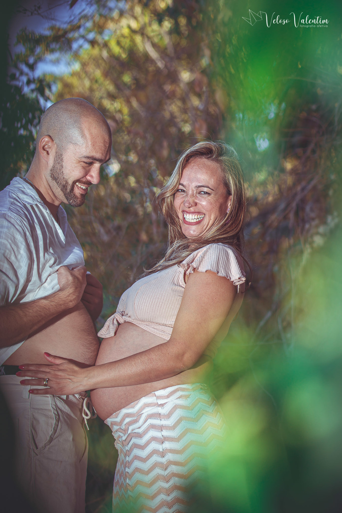 ensaio gestante ao ar livre lifestyle espontâneo book gestante foto de grávida Veloso Valentim fotografia afetiva Brasília DF fotógrafo por do sol cachoeira sitio titara ensaio família