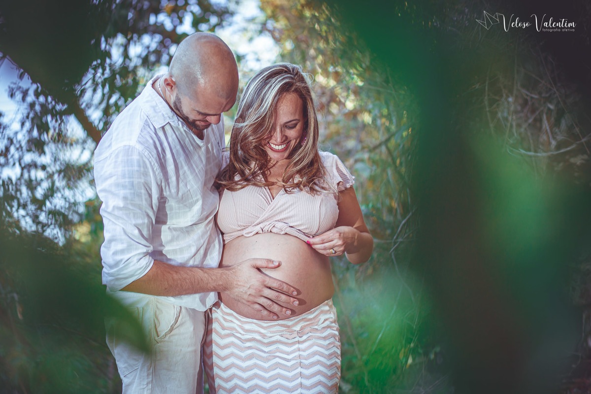 ensaio gestante ao ar livre lifestyle espontâneo book gestante foto de grávida Veloso Valentim fotografia afetiva Brasília DF fotógrafo por do sol cachoeira sitio titara ensaio família