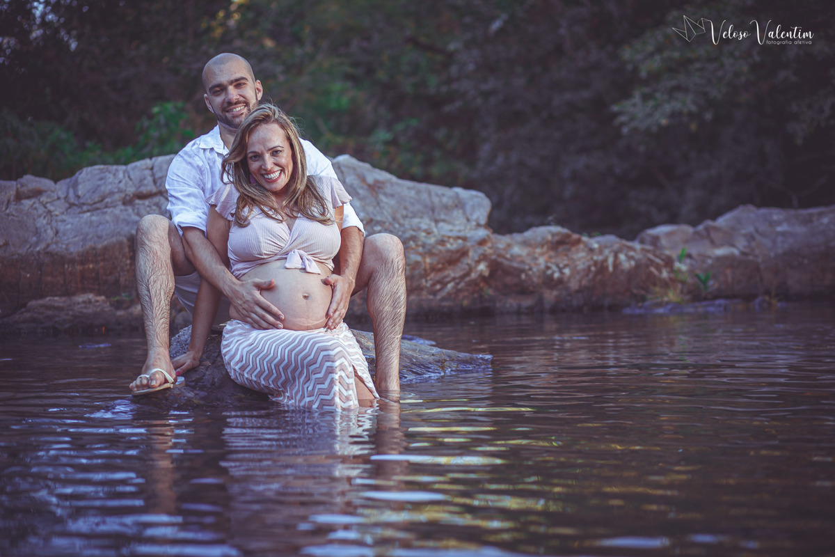 ensaio gestante ao ar livre lifestyle espontâneo book gestante foto de grávida Veloso Valentim fotografia afetiva Brasília DF fotógrafo por do sol cachoeira sitio titara ensaio família