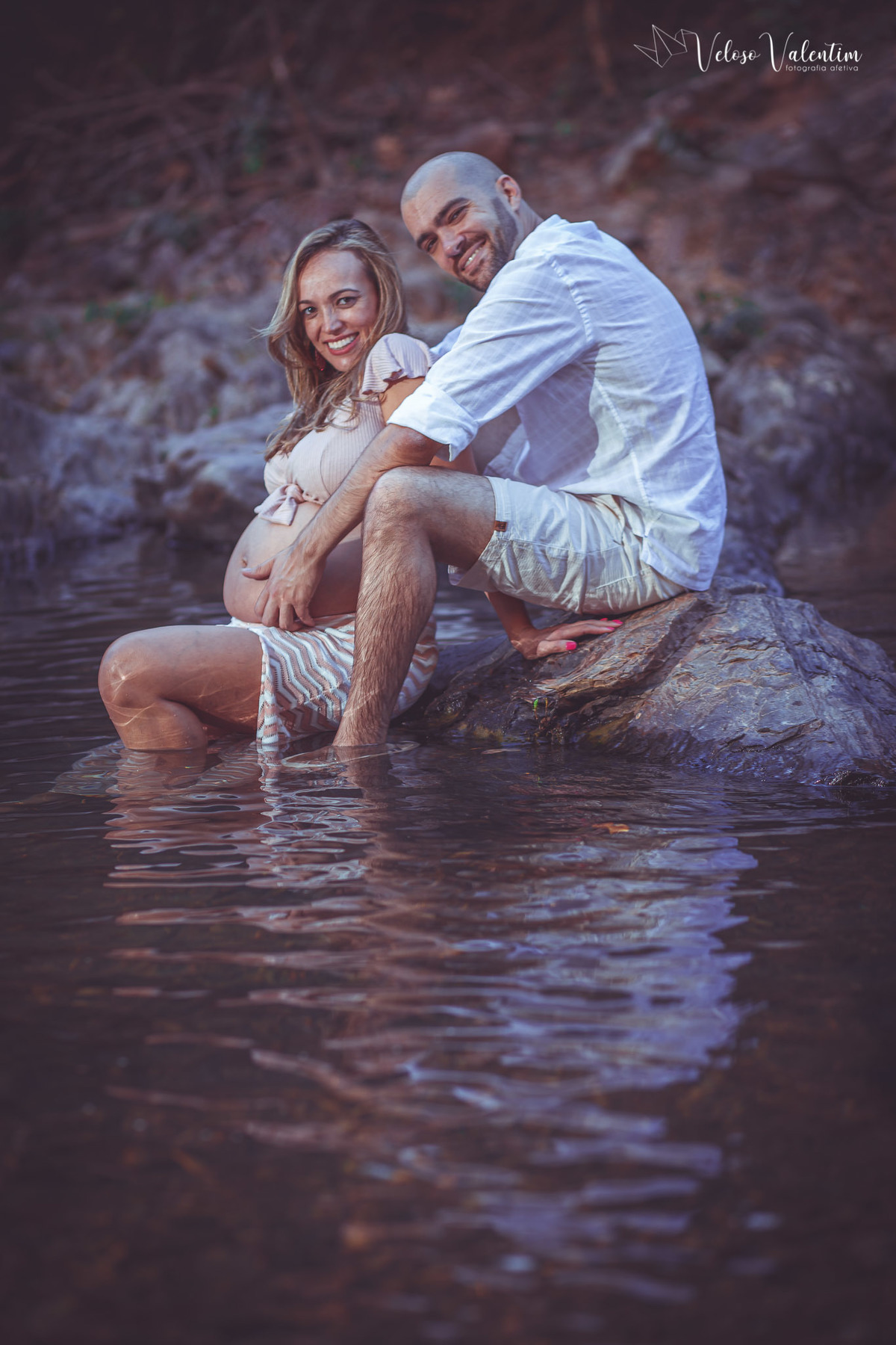 ensaio gestante ao ar livre lifestyle espontâneo book gestante foto de grávida Veloso Valentim fotografia afetiva Brasília DF fotógrafo por do sol cachoeira sitio titara ensaio família