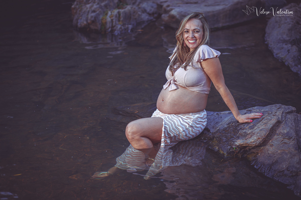 ensaio gestante ao ar livre lifestyle espontâneo book gestante foto de grávida Veloso Valentim fotografia afetiva Brasília DF fotógrafo por do sol cachoeira sitio titara ensaio família