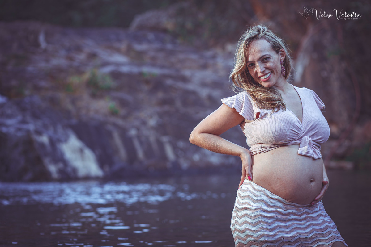 ensaio gestante ao ar livre lifestyle espontâneo book gestante foto de grávida Veloso Valentim fotografia afetiva Brasília DF fotógrafo por do sol cachoeira sitio titara ensaio família