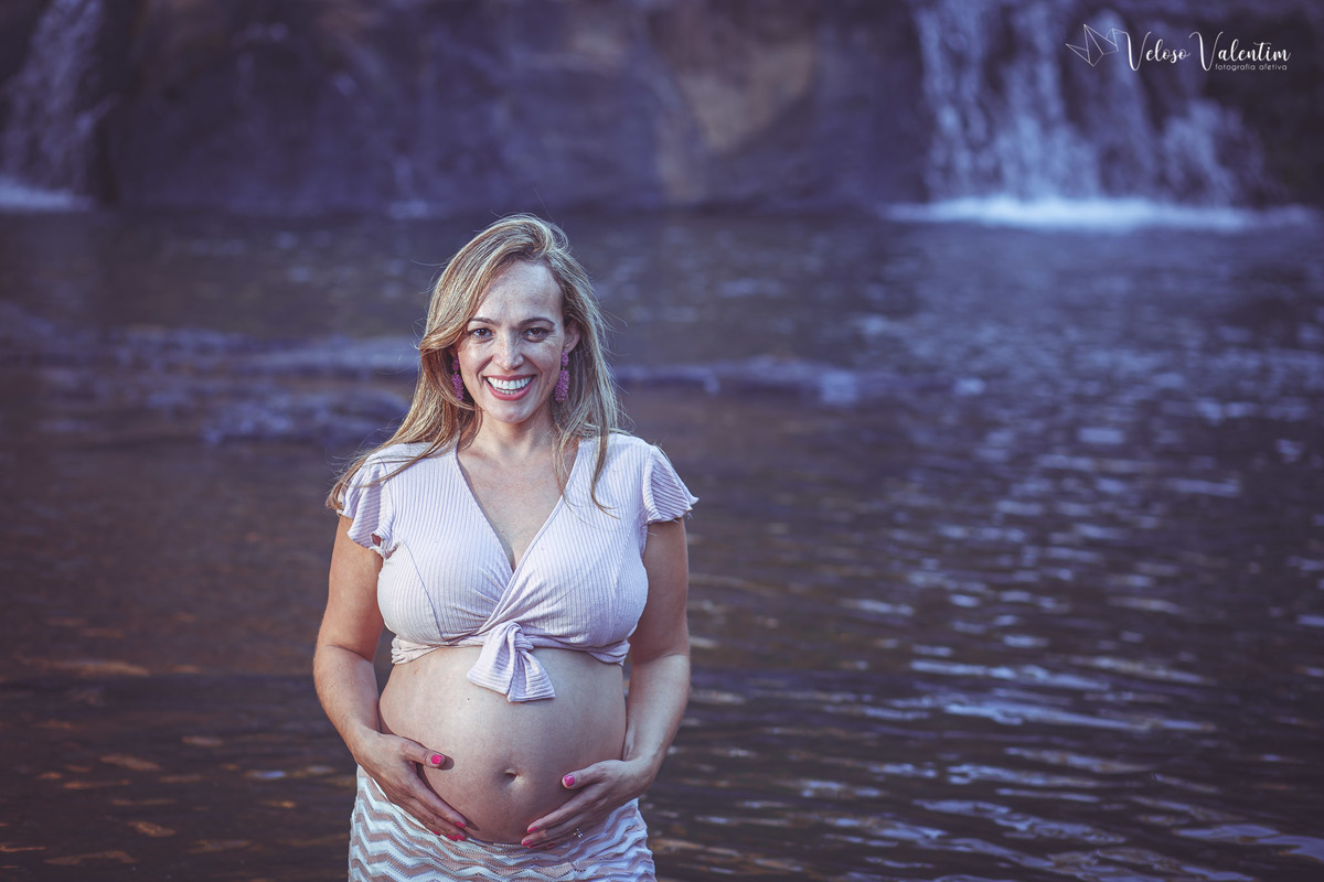 ensaio gestante ao ar livre lifestyle espontâneo book gestante foto de grávida Veloso Valentim fotografia afetiva Brasília DF fotógrafo por do sol cachoeira sitio titara ensaio família