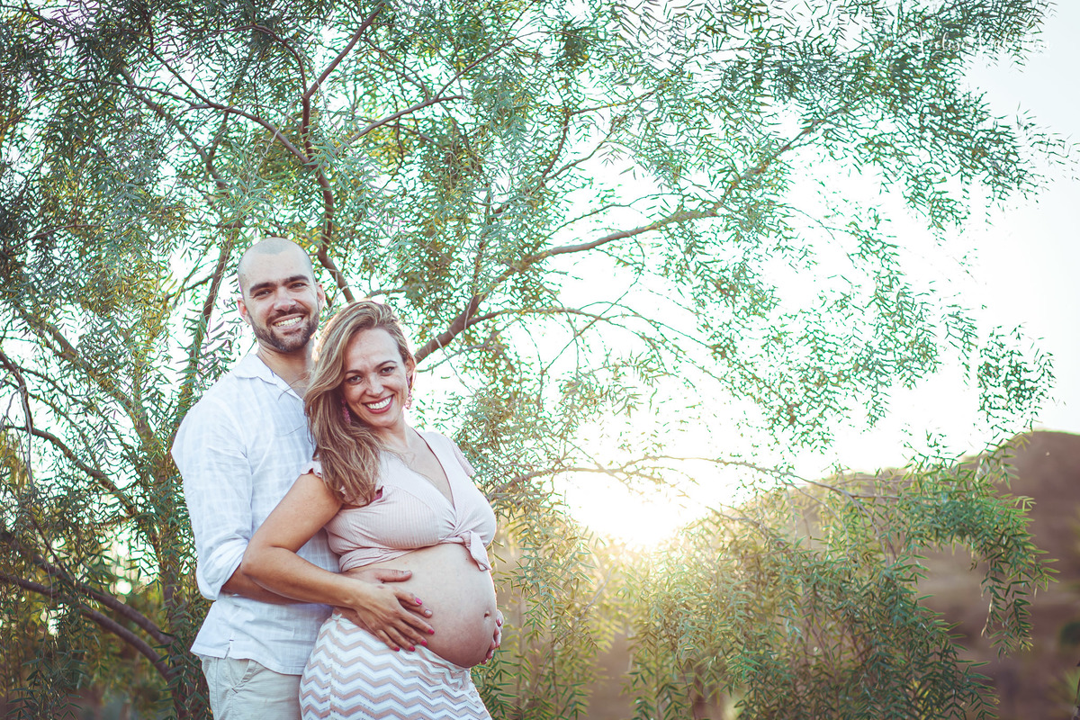 ensaio gestante ao ar livre lifestyle espontâneo book gestante foto de grávida Veloso Valentim fotografia afetiva Brasília DF fotógrafo por do sol cachoeira sitio titara ensaio família