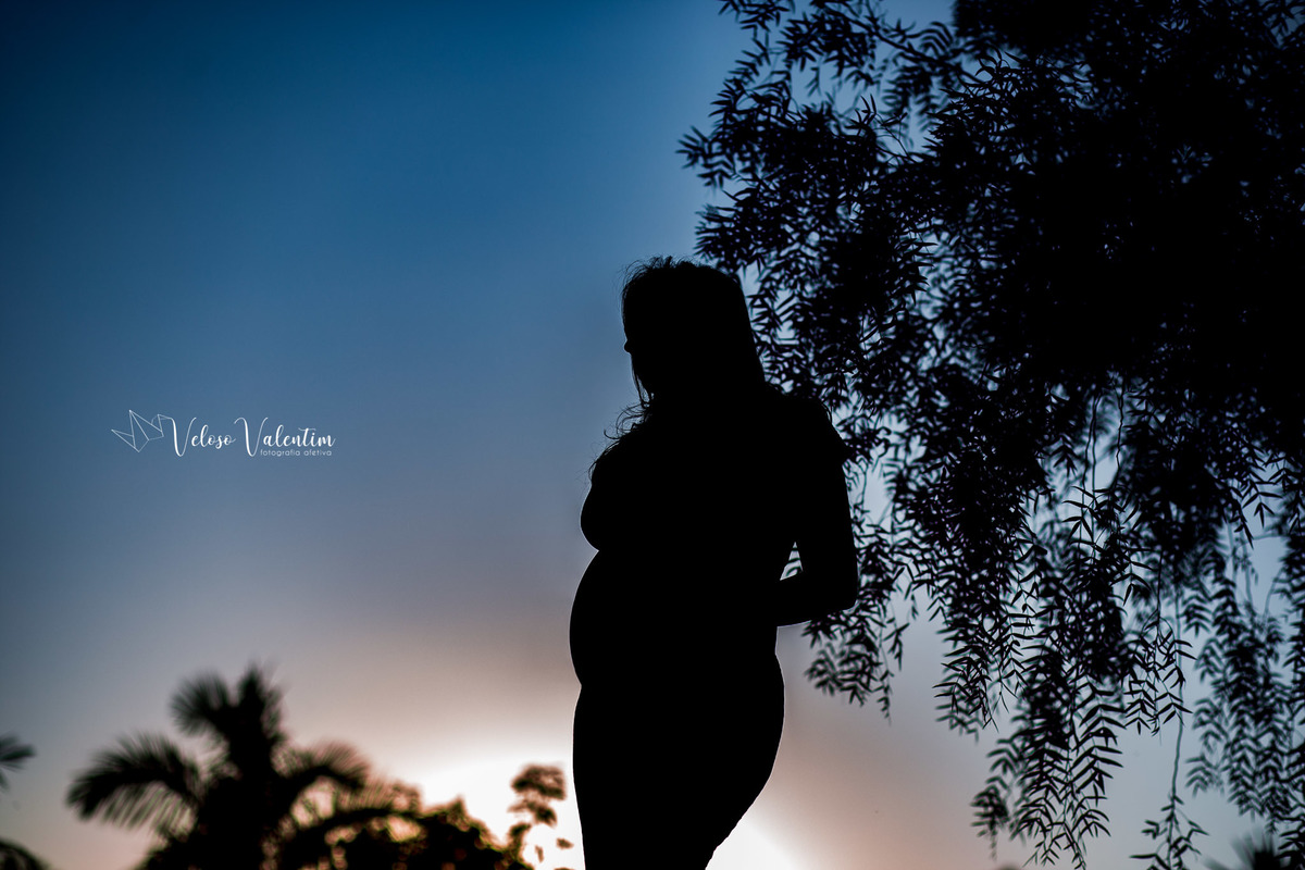 ensaio gestante ao ar livre lifestyle espontâneo book gestante foto de grávida Veloso Valentim fotografia afetiva Brasília DF fotógrafo por do sol cachoeira sitio titara ensaio família