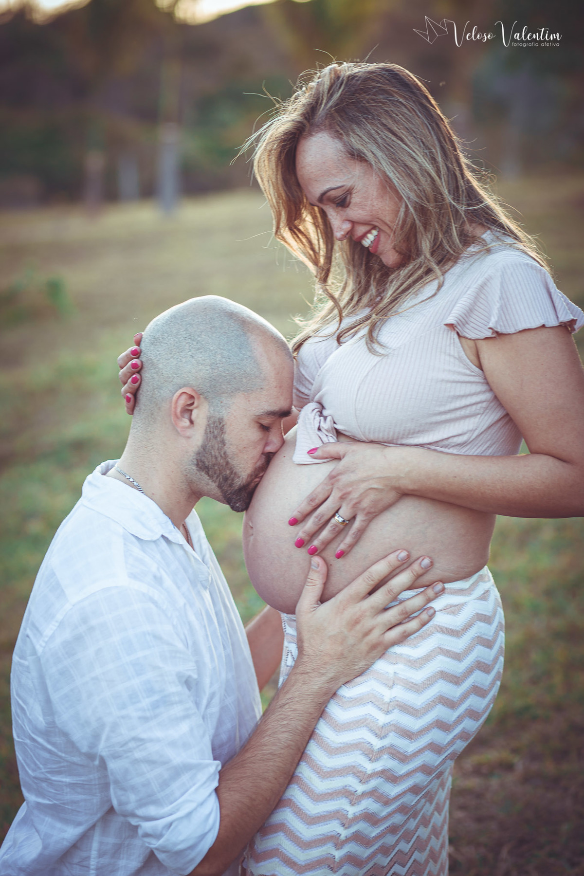 ensaio gestante ao ar livre lifestyle espontâneo book gestante foto de grávida Veloso Valentim fotografia afetiva Brasília DF fotógrafo por do sol cachoeira sitio titara ensaio família