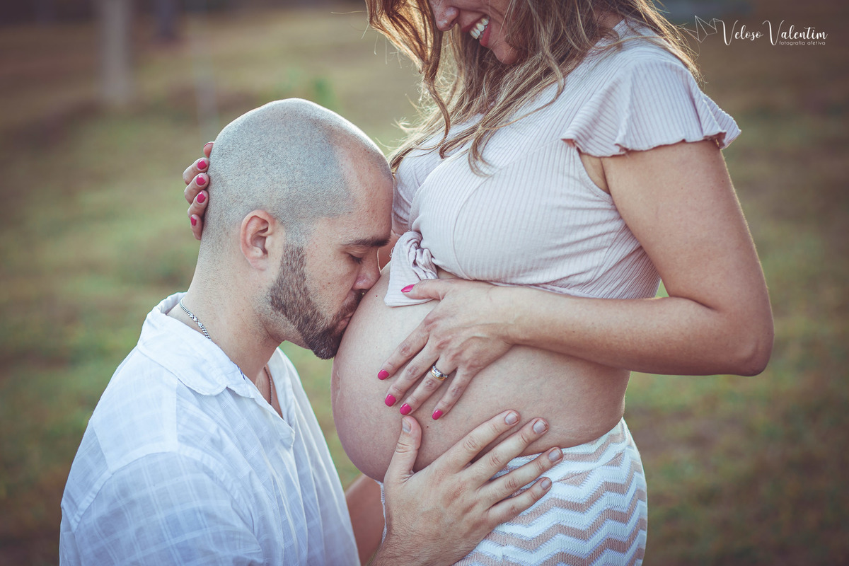 ensaio gestante ao ar livre lifestyle espontâneo book gestante foto de grávida Veloso Valentim fotografia afetiva Brasília DF fotógrafo por do sol cachoeira sitio titara ensaio família