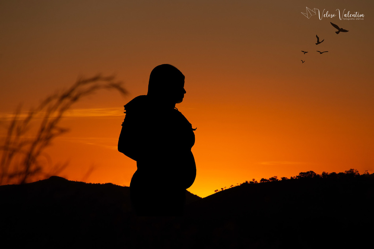 ensaio gestante ao ar livre lifestyle espontâneo book gestante foto de grávida Veloso Valentim fotografia afetiva Brasília DF fotógrafo por do sol cachoeira sitio titara ensaio família
