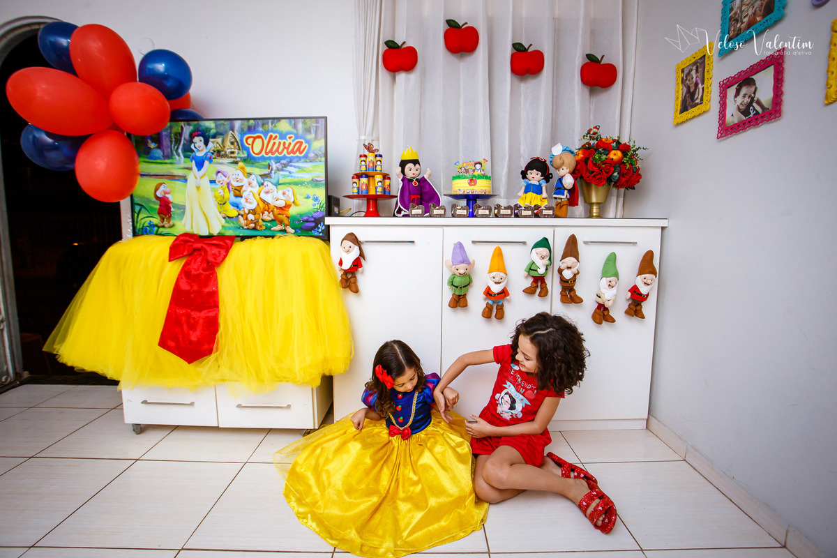 festa no rack festa caseira festa em casa decoração feita em casa handmade tema branca de neve aniversário quarentena pandemia pocket party 4 anos fotografia de festa fotografia de aniversário veloso valentim brasília DF bonecos de feltro personagens
