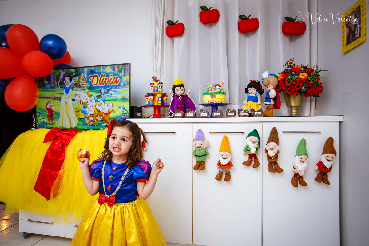 festa no rack festa caseira festa em casa decoração feita em casa handmade tema branca de neve aniversário quarentena pandemia pocket party 4 anos fotografia de festa fotografia de aniversário veloso valentim brasília DF bonecos de feltro personagens
