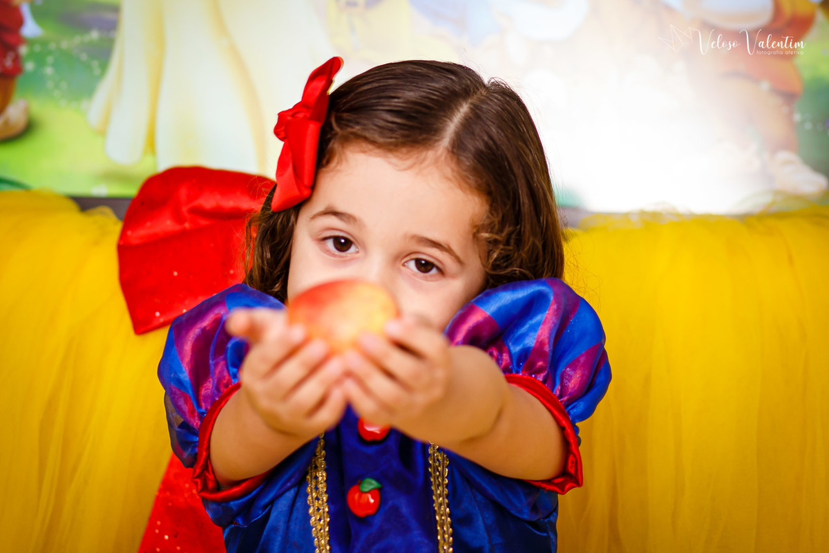festa no rack festa caseira festa em casa decoração feita em casa handmade tema branca de neve aniversário quarentena pandemia pocket party 4 anos fotografia de festa fotografia de aniversário veloso valentim brasília DF bonecos de feltro personagens
