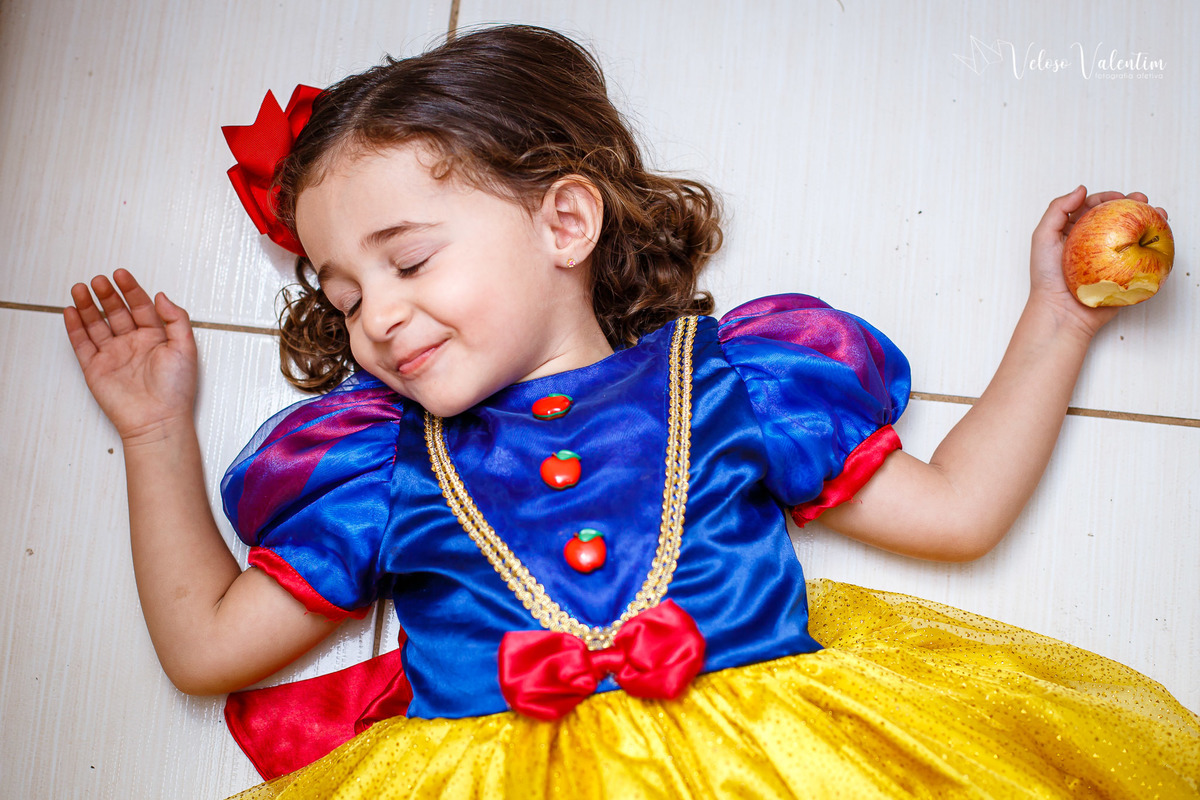 festa no rack festa caseira festa em casa decoração feita em casa handmade tema branca de neve aniversário quarentena pandemia pocket party 4 anos fotografia de festa fotografia de aniversário veloso valentim brasília DF bonecos de feltro personagens