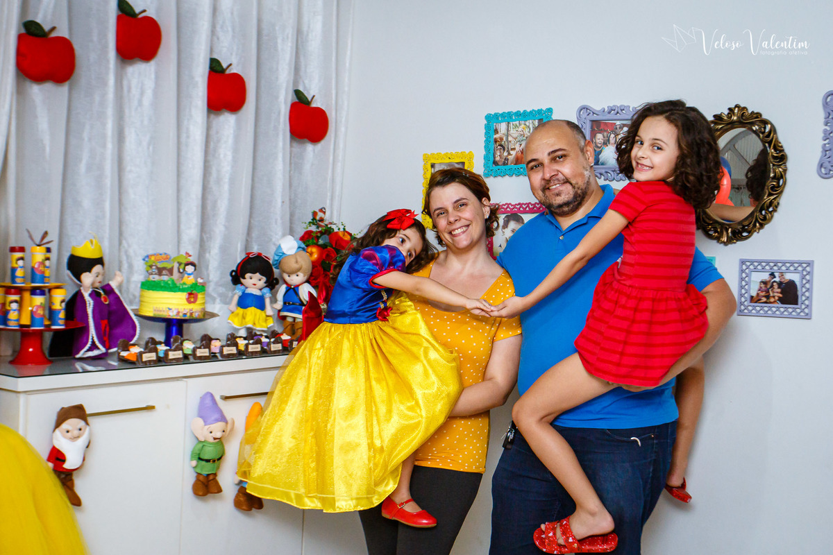 festa no rack festa caseira festa em casa decoração feita em casa handmade tema branca de neve aniversário quarentena pandemia pocket party 4 anos fotografia de festa fotografia de aniversário veloso valentim brasília DF bonecos de feltro personagens
