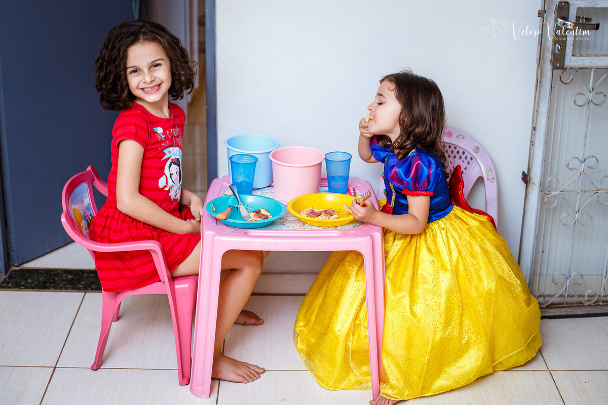 festa no rack festa caseira festa em casa decoração feita em casa handmade tema branca de neve aniversário quarentena pandemia pocket party 4 anos fotografia de festa fotografia de aniversário veloso valentim brasília DF bonecos de feltro personagens
